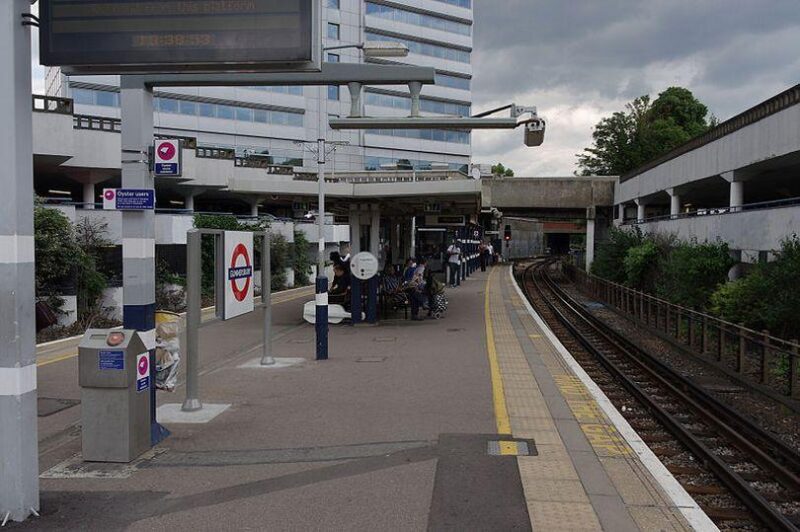 Gunnersbury station. Photo by mattbuck: https://url.uk.m.mimecastprotect.com/s/VuC8CZY7JtMKWDmkhmS3HBZD8I?domain=45vdq.r.sp1-brevo.net